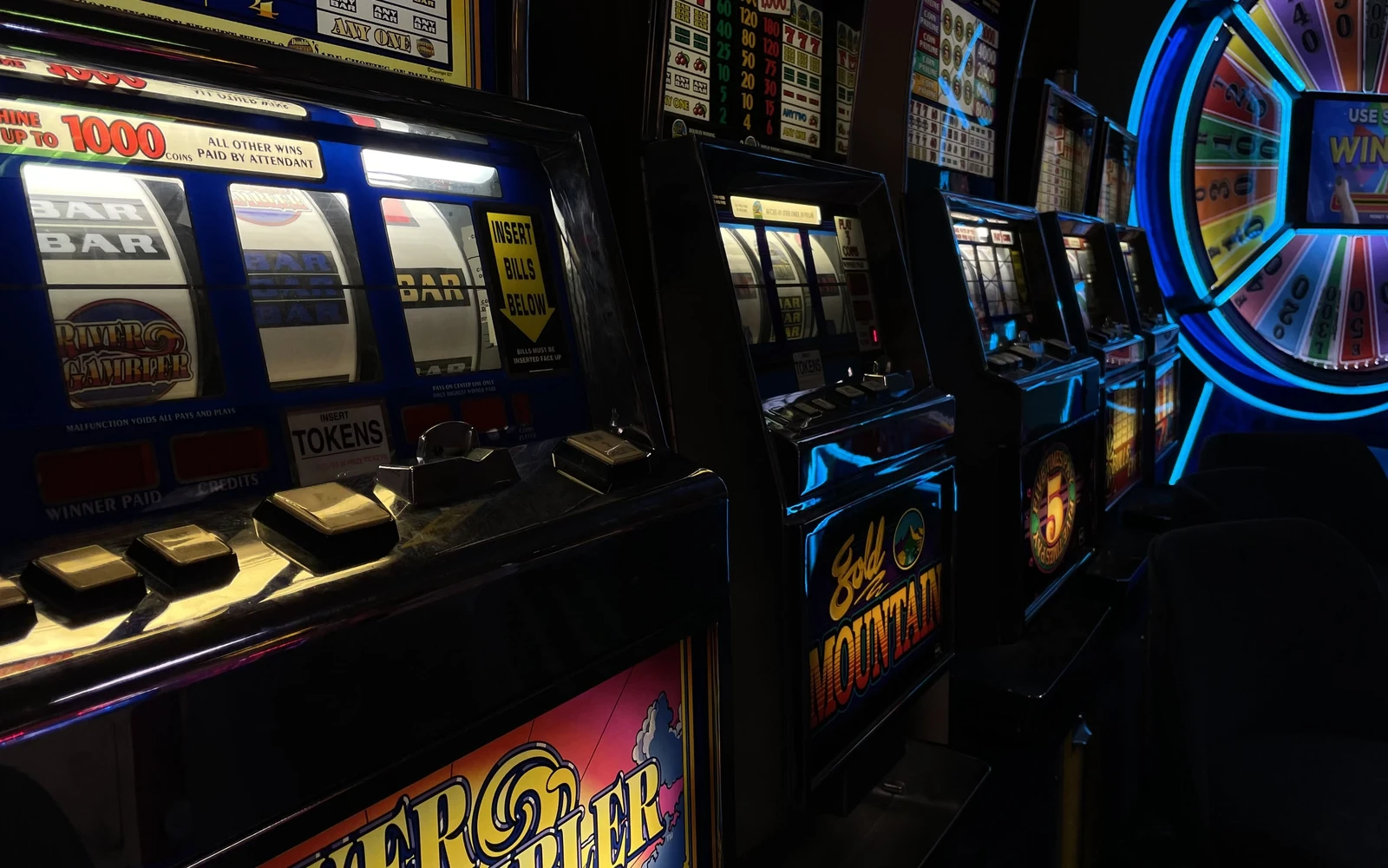 Visual hiburan slot dengan simbol reel dan cahaya warna-warni
