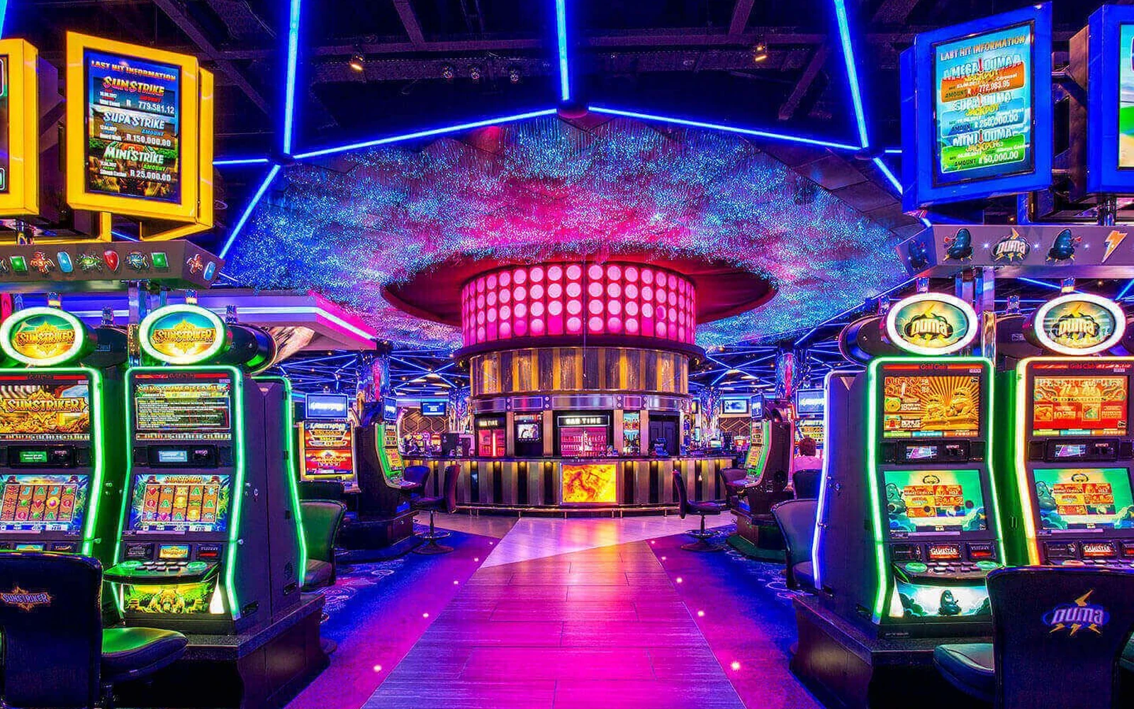 Ilustrasi reel slot dan simbol bonus berwarna
